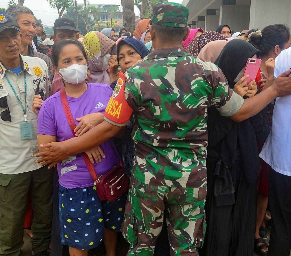 Dalam Operasi Pasar Murah ini menjual beras 5 kg dengan harga sebesar Rp 52.000 dan paket berisi gula, beras dan minyak goreng sebesar Rp 80 ribu. Foto: merdeka.com / Arie Basuki