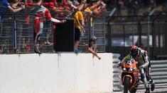 Pebalap asal Prancis, Thomas Chermeux mendorong motornya hingga garis finish pada ajang 80th edition of the Bol d'Or 24-hour motorbike race, di Paul Ricard racetrack, Le Castellet, (18/9/2016).  AFP/Boris Hovrat)