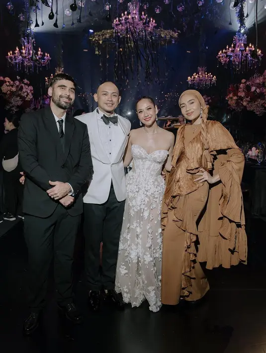 Penyanyi Malaysia Yuna tak ketinggalan hadir mengenakan long dress dengan detail ruffle warna mocca. [@yuna]