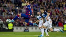 Penyerang Barcelona, Antoine Griezmann, mengontrol bola saat melawan Deportivo Alaves pada laga La Liga 2019 di Stadion Camp Nou, Sabtu (21/12). Barcelona menang 4-1 atas Deportivo Alaves. (AP/Joan Monfort)