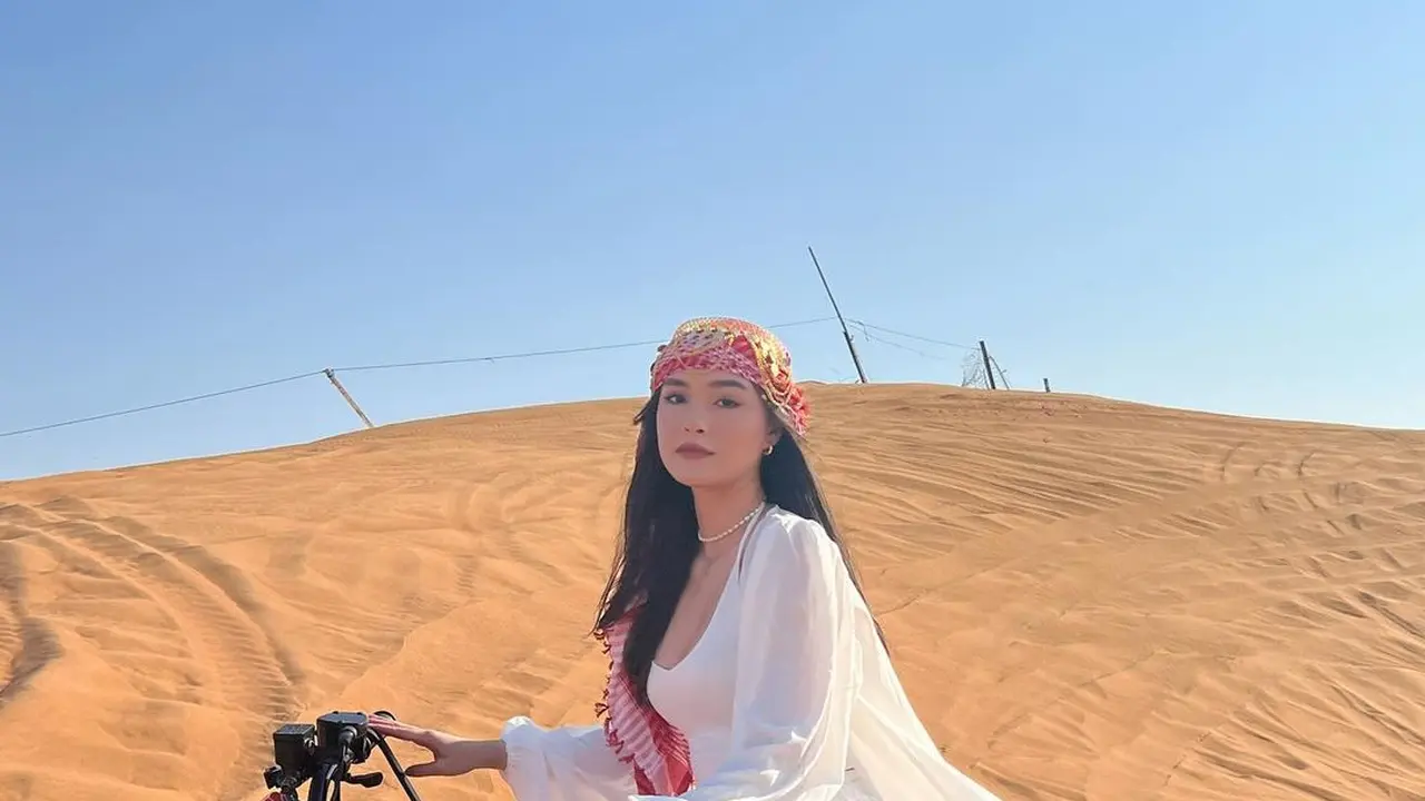 6 Gaya Bak Putri Jasmine dari Caitlin Halderman yang Liburan di Dubai, Tabrak Tren Liburan Musim Dingin Para Artis