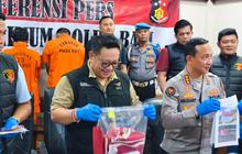 Protes RKUHAP, ini Sosok 2 Pemuda yang Turunkan dan Coret Bendera Merah Putih di Bali,