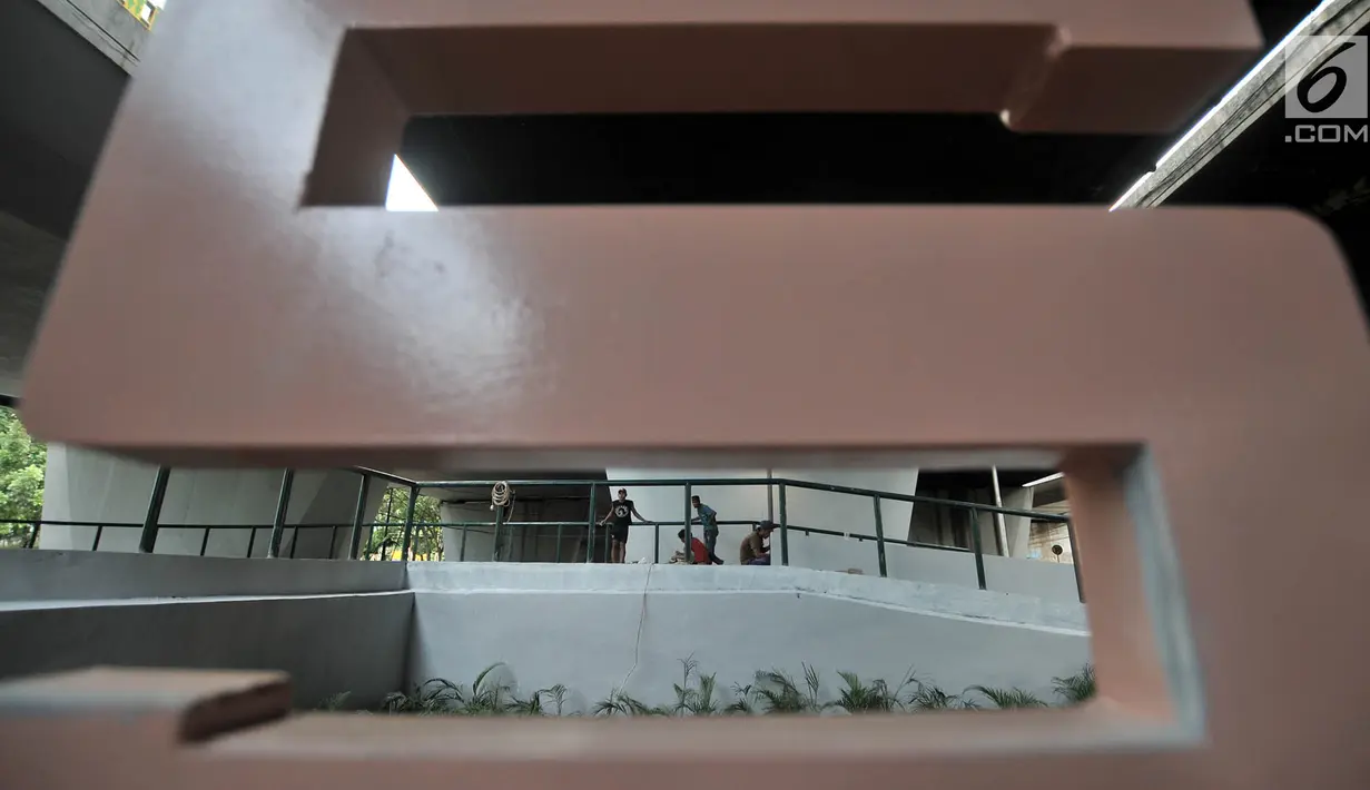 Pekerja menyelesaikan arena skate park dan lintasan sepeda BMX di kolong Flyover Slipi, Jakarta (13/12). Arena ini diharapkan menjadi wadah bermain dan tempat latihan anak-anak muda, terutama pecinta skateboard dan BMX. (Merdeka.com/Iqbal S. Nugroho)