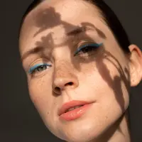 Mengaplikasikan makeup yang sesuai dengan warna kulit atau fitur kontras pada wajah (Foto: Pexels.com)