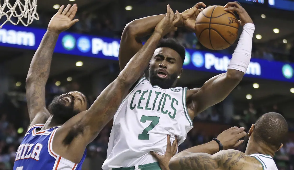 Pemain Boston Celtics, Jaylen Brown (7) mencoba melewati adangan pemain Sixers, Amir Johnson (5) pada game kedua semifinal NBA Wilayah Timur di TD Garden, Boston, (3/5/2018). Boston Celtics menang 108-103. (AP/Elise Amendola)