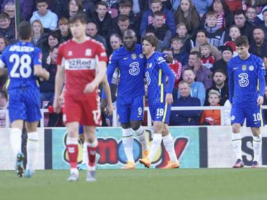 Penyerang Chelsea, Romelu Lukaku melakukan selebrasi usai mencetak gol ke gawang Middlesbrough pada pertandingan perempat final Piala FA di Stadion Riverside, di Middlesbrough, Inggris, Minggu (20/3/2022). Chelsea menang atas Middlesbroug  2-0. (AP Photo/Jon Super)