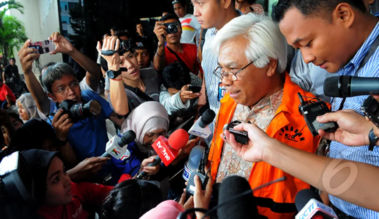 Suroso Atmo Martoyo memberikan keterangan kepada wartawan di depan Gedung KPK, Jakarta, Selasa (24/2/2015). Suroso menjadi tersangka suap proyek pengadaan bahan bakar Tetra Ethyl Lead di PT Pertamina pada 2004-2005. (Liputan6.com/Faisal R Syam)
