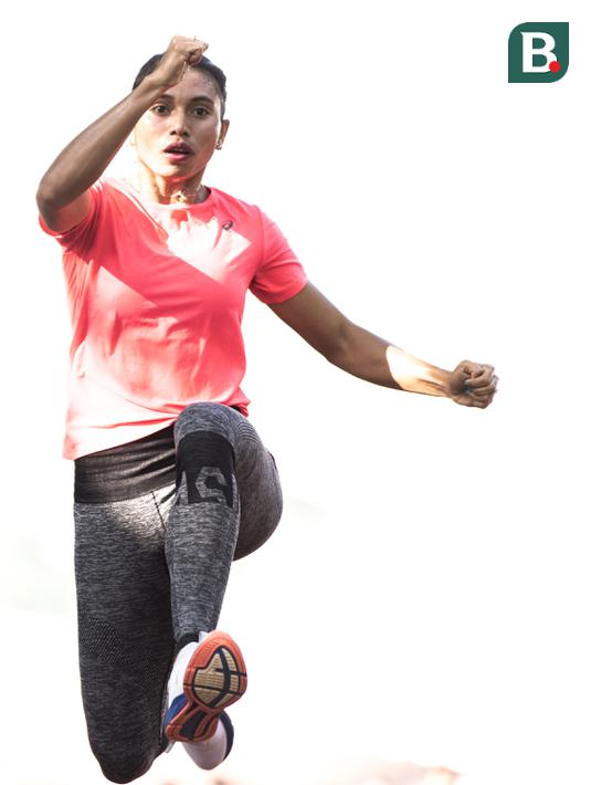 Atlet lompat jauh Indonesia, Maria Londa, melompat saat latihan di Stadion Madya Senayan, Jakarta, Selasa (8/5/2018). Latihan ini merupakan persiapan jelang Asian Games XVIII. (Bola.com/Vitalis Yogi Trisna)