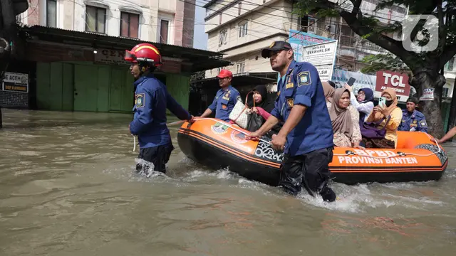 Kali Angke Meluap, Banjir Rendam Jalan Raya Cipondoh Kota Tangerang Banten