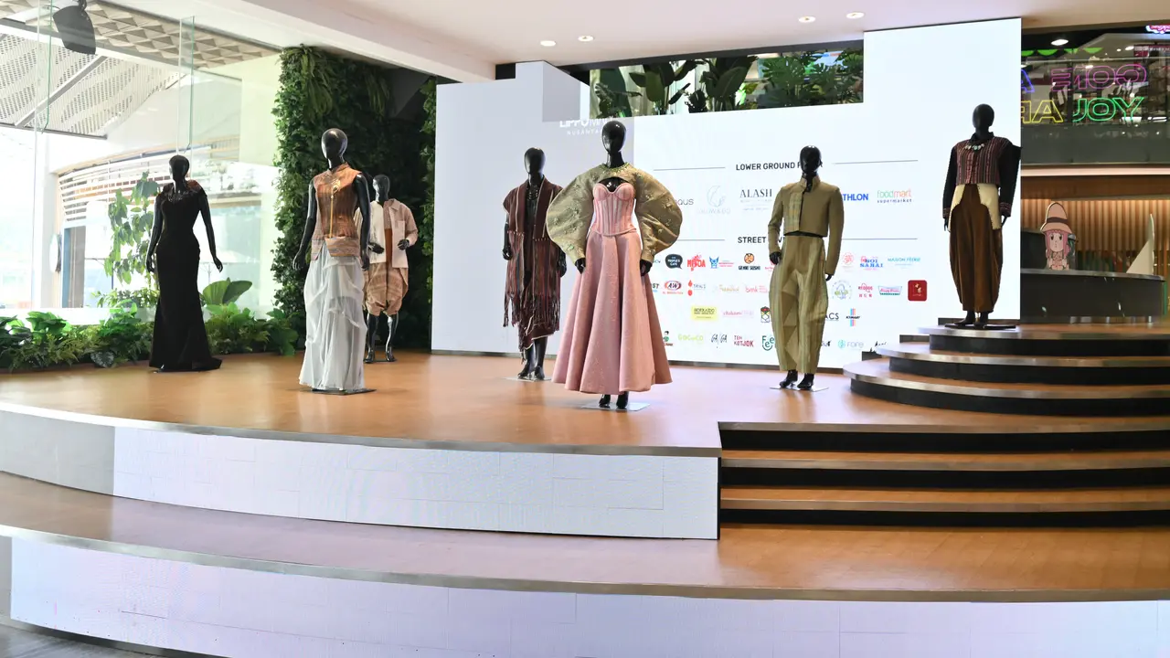Pesona Ulos yang Terus Berevolusi di Panggung Mode Modern