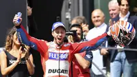 Ekspresi Andrea Dovizioso di atas podium setelah menang pada balapan MotoGP Australia di Red Bull Ring, Spielberg, Austria (13/8/2017). Dovizioso menjadi juara stelah kalahkan Marquez pada lap terakhir. (AP/Kerstin Joensson)