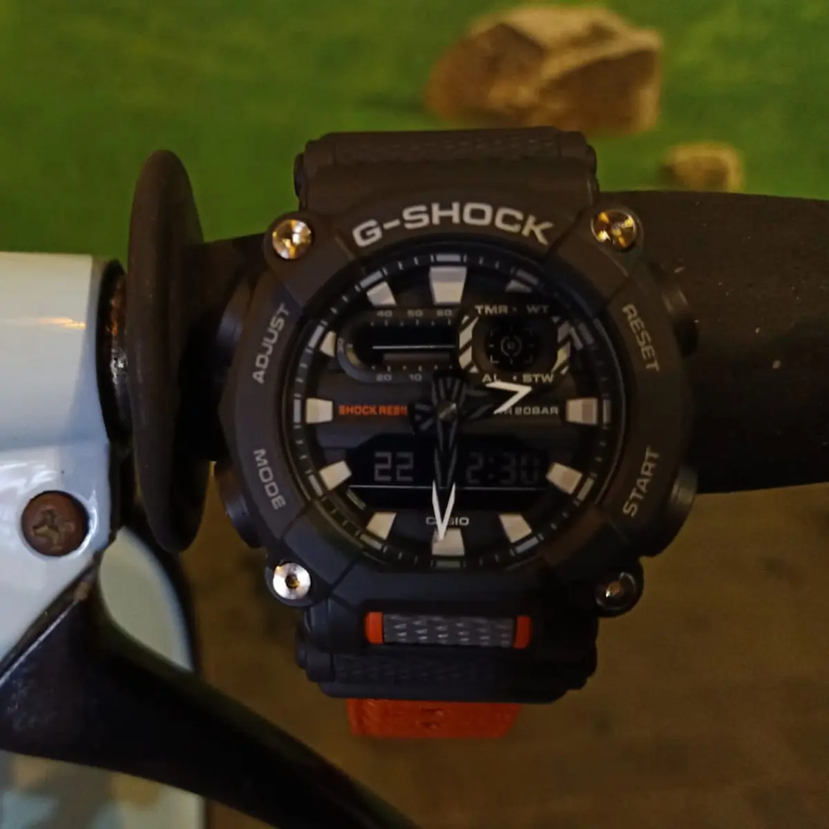 Desain Jam Tangan Terinspirasi Alat Berat Industri Tangguh tapi