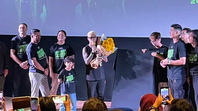 Reza Arap, memegang bunga, dalam Press Conference Harusnya Horror di kawasan Jakarta, Senin (20/7/20206). (Liputan6.com/Afradhiya N. R)