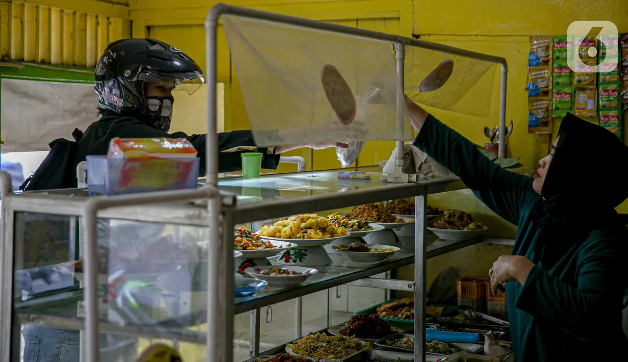 Penjual melayani pembeli di warteg kawasan Jakarta, Rabu (27/1/2021). Komunitas Warteg Nusantara (Kowantara) menyatakan, sekitar 50 persen atau 20.000 unit warteg di Jabodetabek akan gulung tikar tahun ini disebabkan tidak mampu membayar atau memperpanjang sewa tempat. (Liputan6.com/Faizal Fanani)