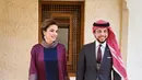 Ratu Rania merupakan ikon mode dunia yang selalu tampil mengikuti tren. Di balik gaya modernnya, ia juga kerap memakai busana tradisional yang memiliki model menyerupai abaya. (Foto: Instagram @queenrania)