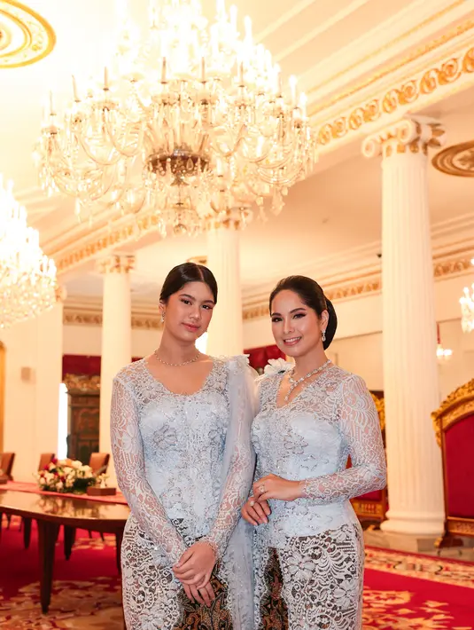 Gaya makeup flawless nan glowing juga rambut yang disanggul semakin menyempurnakan penampilan Annisa Pohan saat mendampingi sang suami dilantik menjadi menteri. [Foto: Document/Bintang Radityo]