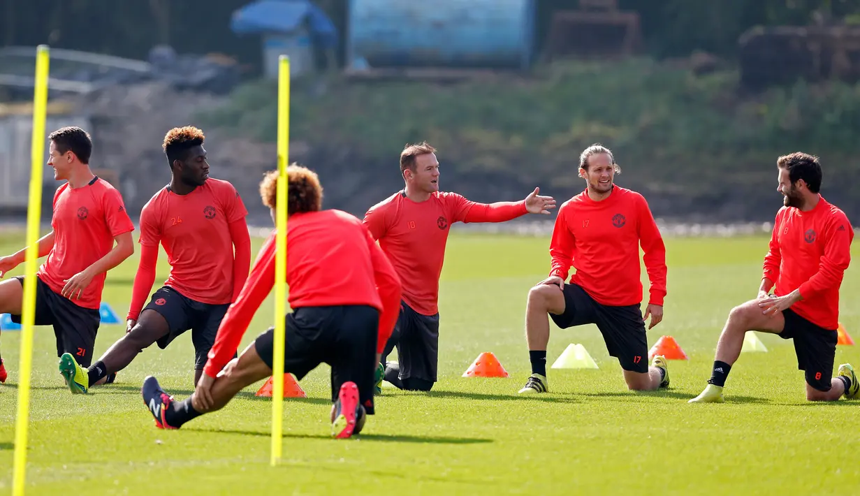 Sejumlah pemain MU berbincang saat melakukan latihan di Manchester United Training Ground, Inggris, (14/9). Manchester United akan bertanding pada laga perdana di Liga Europa melawan tim asal Belanda Feyenoord. (Reuters/Ed Sykes)