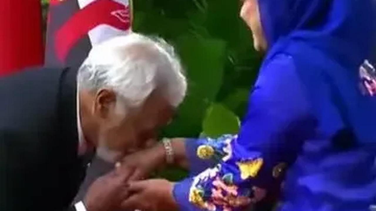 VIDEO: Momen PM Timor Leste Xanana Gusmao Cium Tangan Sampai Membungkuk Iriana Jokowi