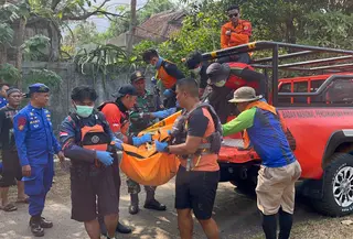 Operasi SAR gabungan membuahkan hasil setelah menemukan DKI (16), pelajar yang sebelumnya dilaporkan hilang terbawa arus di Pantai Istiqomah, Palabuhanratu, Kabupaten Sukabumi. (Liputan6.com/Fira Syahrin)