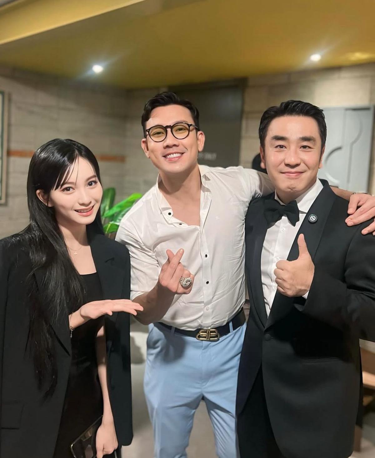 7 Potret Denny Sumargo Pamer Gaya di Gala Premier '2nd MIRACLE IN CELL NO.7', Tantangan Tebakan Nama Jadi Sorotan