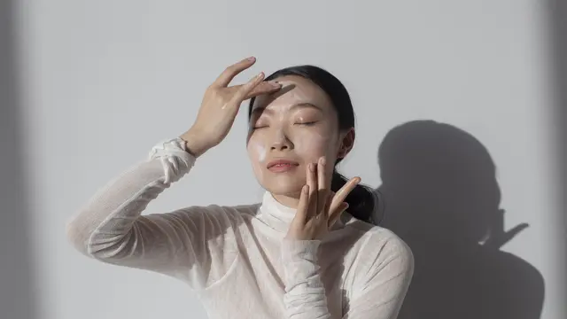 Ilustrasi apply sunscreen