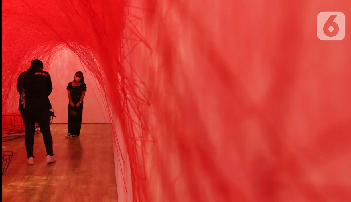 Pengunjung melihat karya seni instalasi yang ditampilkan dalam pameran bertajuk The Soul Trembles di Museum Modern and Contemporary Art in Nusantara (MACAN), Jakarta, Selasa (3/01/2023). Pameran tunggal karya perupa asal Jepang, Chiharu Shiota itu akan dibuka untuk publik mulai 26 November 2022 hingga 20 April 2023. (Liputan6.com/Herman Zakharia)