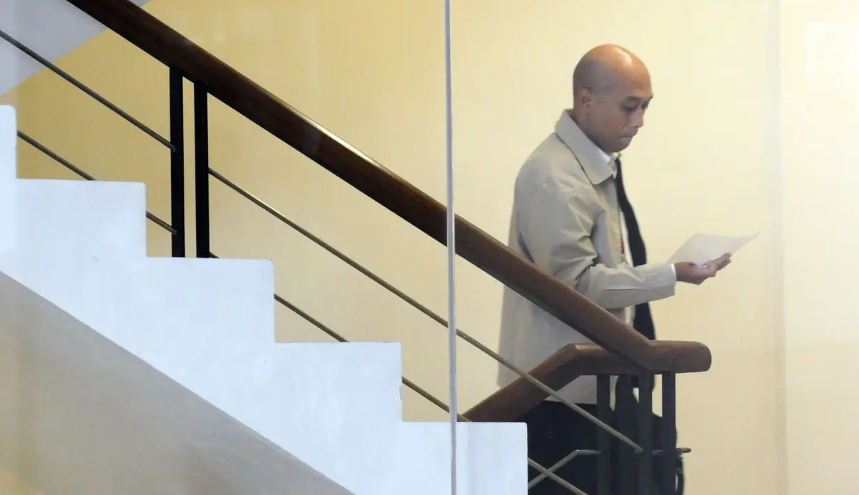 Presiden Direktur PT Pembangkit Jawa-Bali Investasi Gunawan Yudi Hariyanto menaiki tangan menuju ruang penyidik KPK, Jakarta, Kamis (27/9). Gunawan diperiksa untuk melengkapi berkas penyidikan mantan Menteri Sosial Idrus Marham. (Merdeka.com/Dwi Narwoko)
