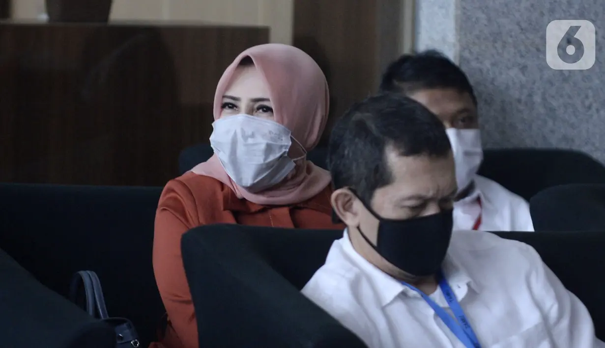 Istri mantan Sekretaris MA Nurhadi, Tin Zuraida (kiri) saat menunggu pemeriksaan di Gedung KPK, Jakarta, Senin (22/6/2020). Tin diperiksa sebagai saksi untuk tersangka Direktur MIT Hiendra Soenjoto terkait dugaan suap gratifikasi pengurusan perkara di MA tahun 2011-2016. (merdeka.com/Dwi Narwoko)