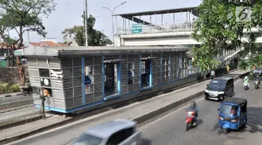 Kendaraan melintas di dekat halte bus Transjakarta Pasar Rumput yang tidak terawat, Jakarta, Kamis (6/9). Kondisi bangunan halte bus Transjakarta di Pasar Rumput saat ini sangat memprihatinkan. (Merdeka.com/Iqbal S. Nugroho)