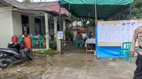 TPS 061 di Kantor Kelurahan Perwira, Bekasi Utara, Kota Bekasi, menolak sejumlah warga yang hendak mencoblos dengan alasan pendaftaran sudah tutup jam 12.00 WIB, Rabu 14 Febuari 2024.