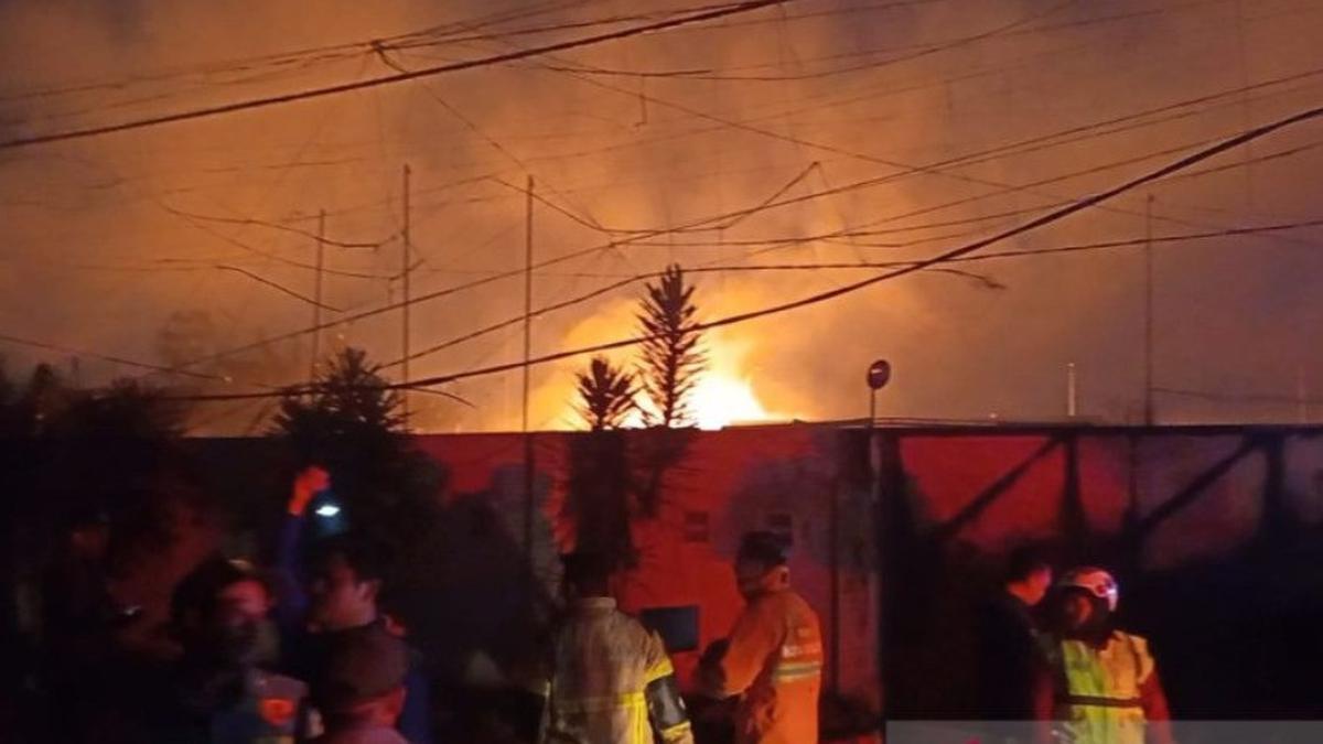 Pertamina Patra Niaga pastikan tanggung jawab penuh atas kebakaran SPBE Cimuning Bekasi — biaya perawatan 12 korban ditanggung sepenuhnya. Kerusakan rumah warga akan didata bersama pemerintah setempat. Penyebab pasti masih dalam penyelidikan kepolisian.