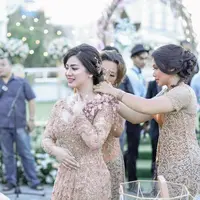 Kebaya payet champagne detail bunga tiga dimensi di satu sisi lengan Felicya Angelista, bisa jadi pilihan kece di hari lamaran. (Instagram/felicyaangelista_).