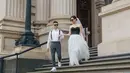 Artis dengan nama lengkap Victoria Nasya Marcella Tedja ini anggun memesona mengenakan dress two tone model kemben. Rambut yang disanggul kemudian ditutupi veil, Nasya Marcella makin cantik. Sementara Asyer tampil simpel dengan kemeja putih dan celana warna abu-abu. Dipadukan dengan sneakers warna putih, penampilan Asyer makin stylish. (Liputan6.com/IG/@nasyamarcella)