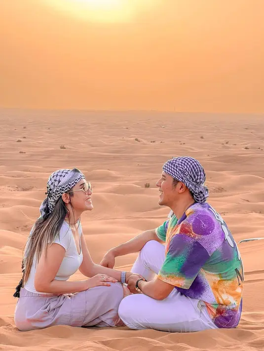 Dalam potret ini, Via Vallen dan Chevra Yolandi keduanya tampak asyik mengobrol sambil duduk di pasir. Pasangan suami istri itu terlihat mesra dan tidak bisa lepas. (Instagram/viavallen)