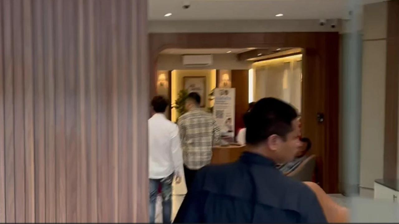 Berkemeja Putih, Richard Lee Hadiri Pemeriksaan Sebagai Tersangka Kasus Dugaan Perlindungan Konsumen