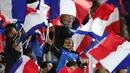 Suporter Cilik mengibarkan bendera Prancis saat mendukung timnya melawan Belarusia pada kualifikasi Piala Dunia 2018 grup A di Stade de France stadium, Saint-Denis (10/10/2017). Prancis menang 2-1. (AP/Christophe Ena)