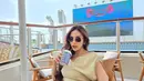 Salah satunya gaya casual chic yang padukan one shoulder top dan baggy jeans untuk bersantai dan ngopi [@mahaliniraharja]