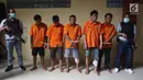 Polisi menunjukkan komplotan pencuri dengan pemberatan (curat) saat rilis di RS Polri, Jakarta, Jumat (18/5). Petugas mengamankan tujuh orang yang terlibat dalam komplotan tersebut. (Liputan6.com/Arya Manggala)