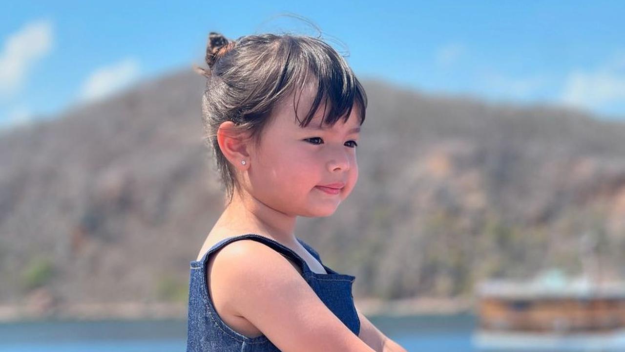 Chloe berpose sambil menatap keindahan laut. Cantik sekali, anak yang sebentar lagi akan berusia 4 tahun ini.<br>
