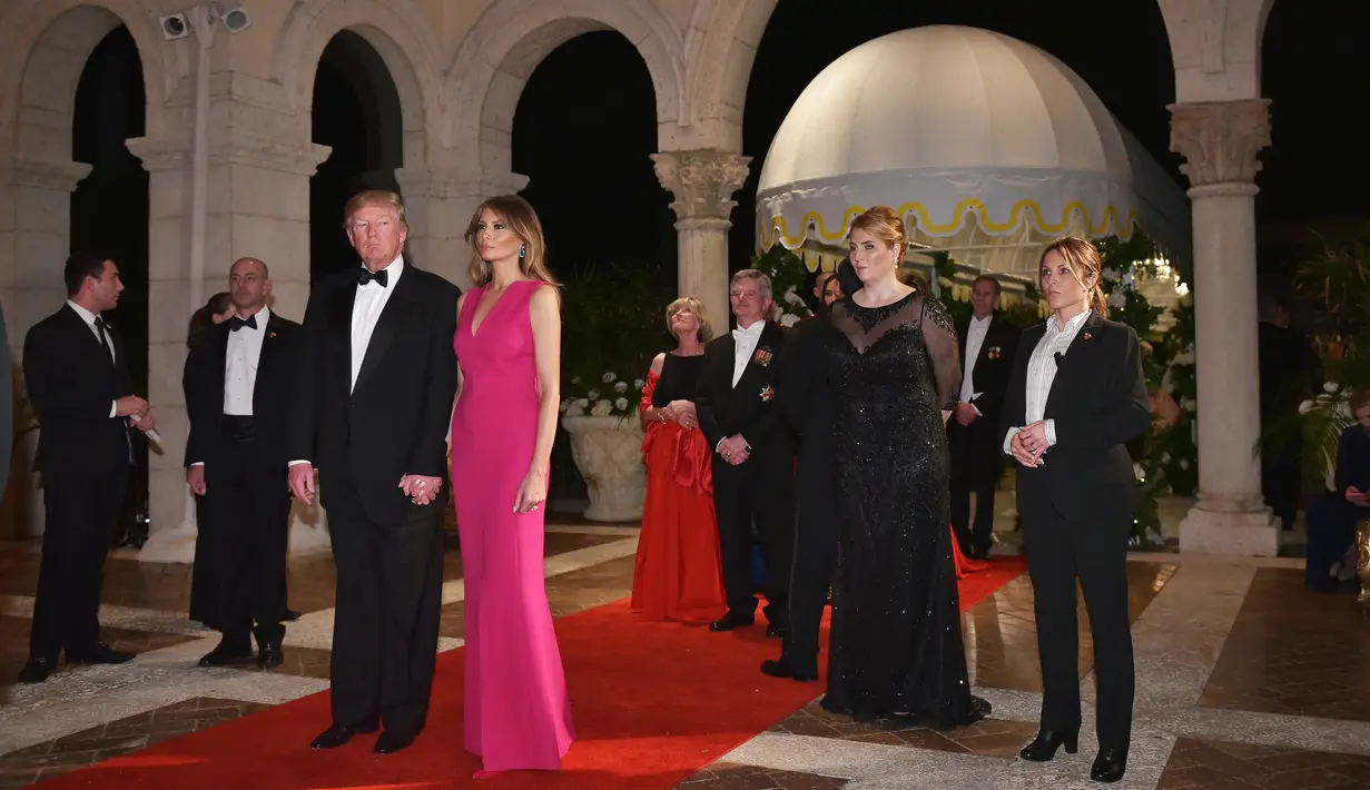 First Lady Melania Trump tampil anggun saat menghadiri gala tahunan Palang Merah Amerika ke-60 di Mar-a-Lago, Florida, AS (4/2). Mantan model yang telah berusia 46 tahun tersebut tampil anggun saat mendampingi suaminya, Donald Trump. (AFP/Mandel Ngan)