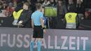 Wasit Bartosz Frankowski memeriksa rekaman VAR sebelum memberikan hadiah penalti kepada Timnas Turki saat menghadapi Timnas Jerman pada laga uji coba internasional di Olympiastadion, Berlin, Minggu (19/11/2023) dini hari WIB. (AP Photo/Markus Schreiber)