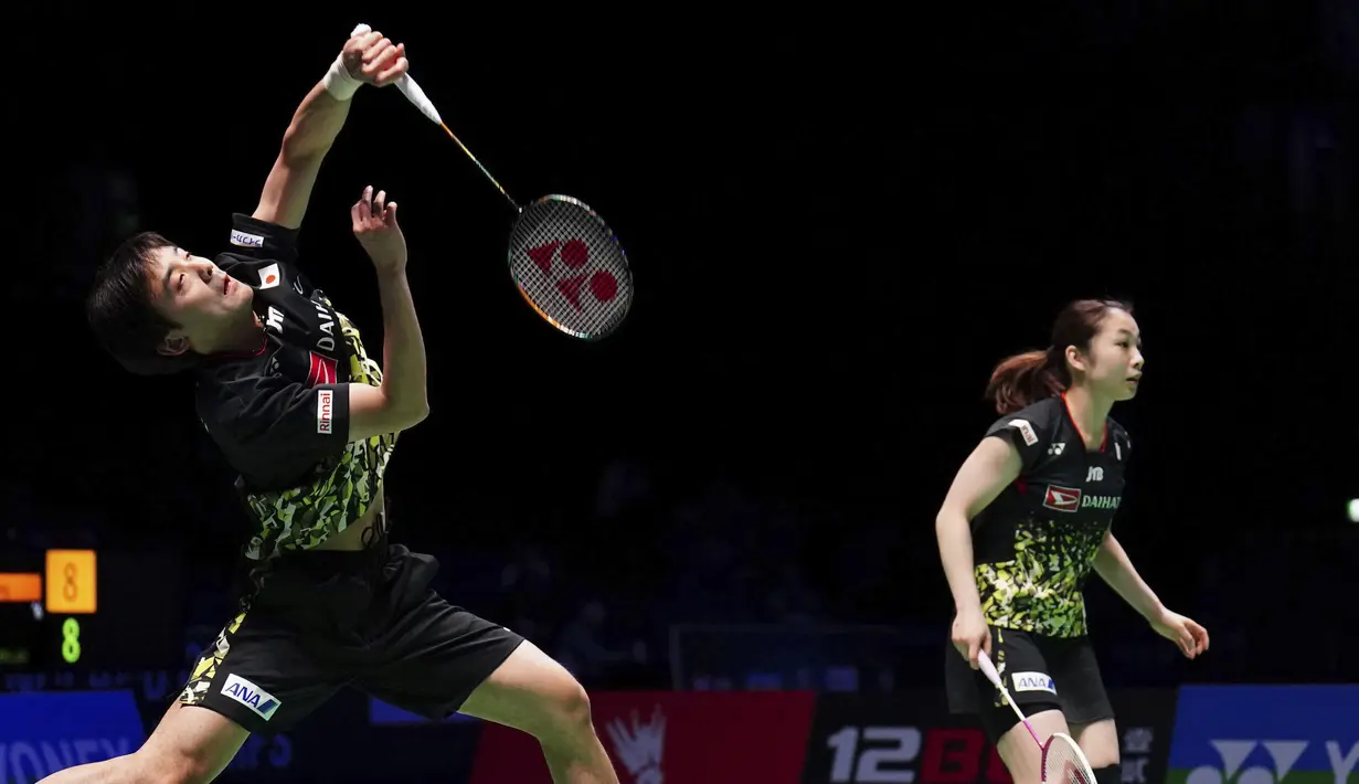 Ganda campuran Jepang, Kyohei Yamashita/Naru Shinoya saat bertanding melawan pasangan Indonesia,  Rehan Naufal Kusharjanto/Lisa Ayu Kusumawati di perempat final All England 2023 yang berlangsung di Birmingham Arena, Jumat (17/3/2023) sore WIB. (AP/PA/Zac Goodwin)