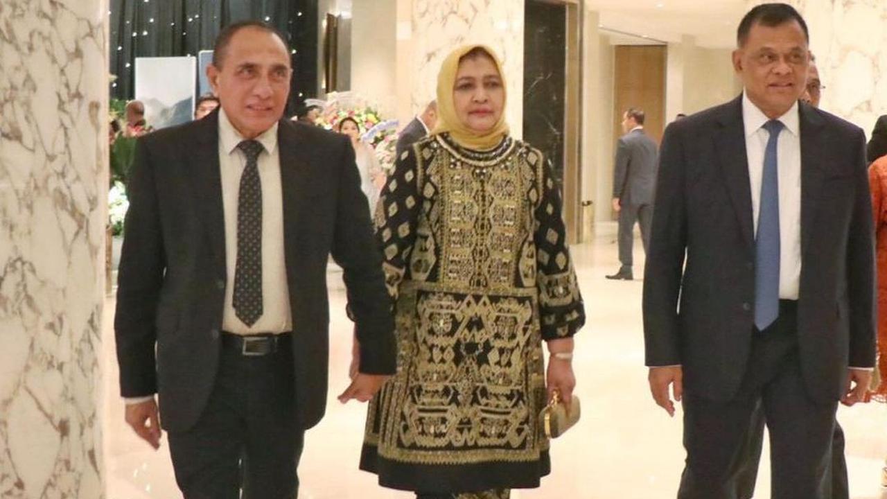 Menariknya, sikap Edy ke sang istri menuai banyak pujian dari masyarakat. Ia terlihat menggandeng tangan sang istri saat menghadiri acara tersebut.<br>