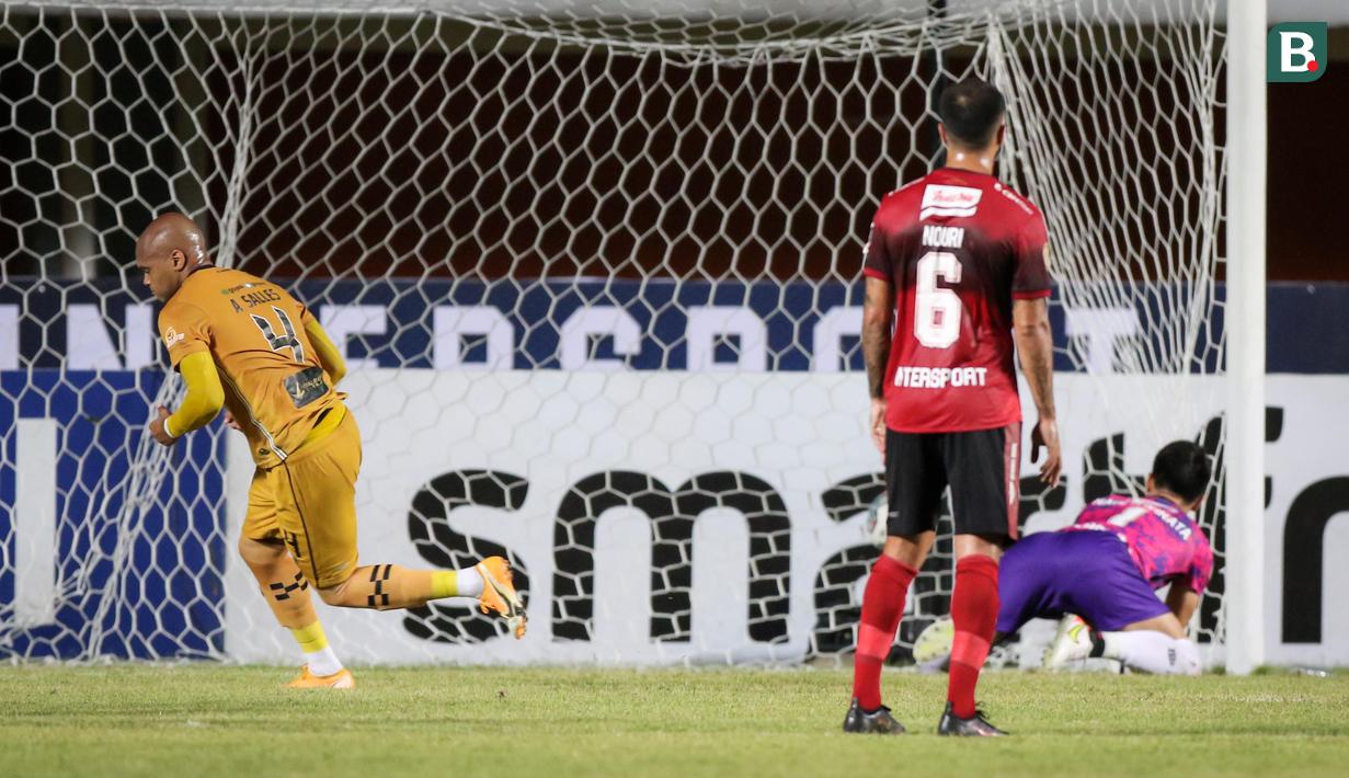 Bhayangkara keluar sebagai tim mampu mencetak gol terlebih dahulu di laga ini. Bek Anderson Salles tampil sebagai eksekutor penalti dengan mengarahkan bola ke sisi kiri gawang Bali United di menit ke-18. (Bola.com/Bagaskara Lazuardi)
