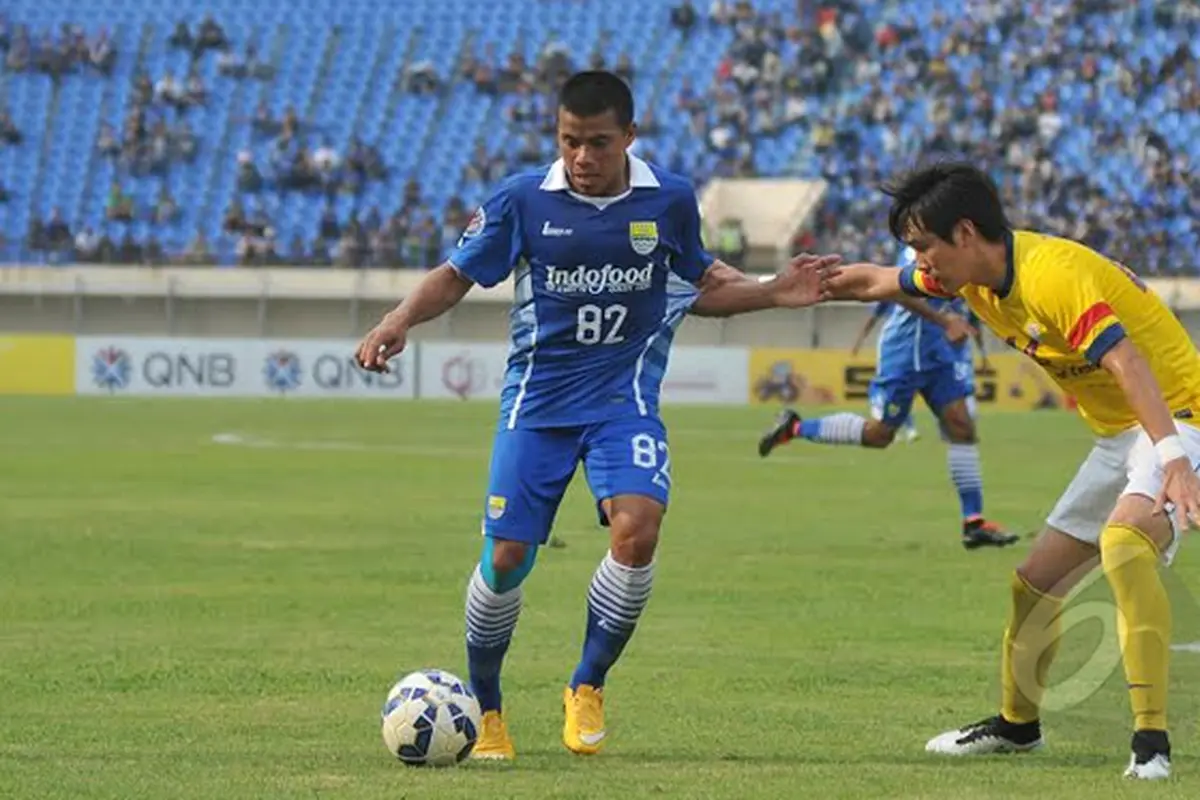 Penyerang Persib Bandung Tantan saat duel dengan pemain Kitchee