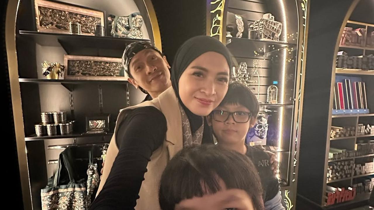 Adi Nugroho dan Donita Bagikan Potret Kedua Anaknya Tetap Mengerjakan Tugas meski Tengah Liburan