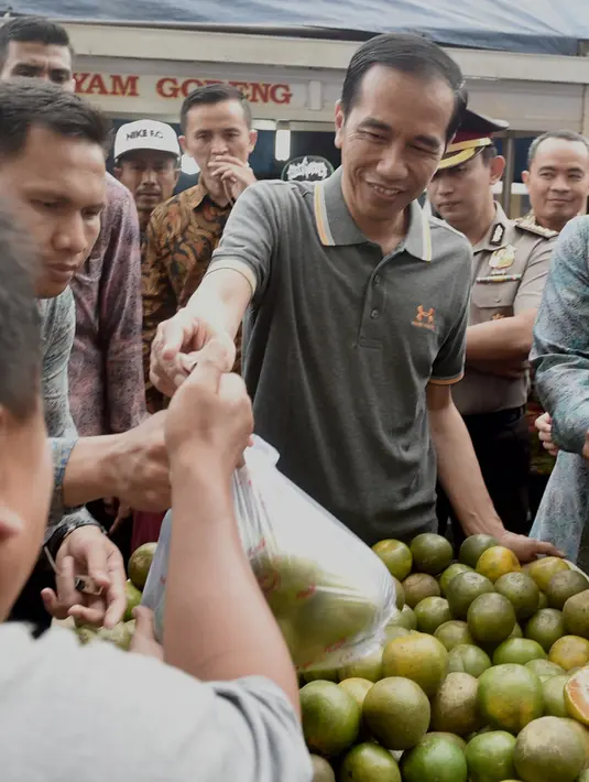 Presiden Joko Widodo membeli buah di Pasar Cipanas, Jawa Barat, Minggu (26/6). (Foto: Setpres)