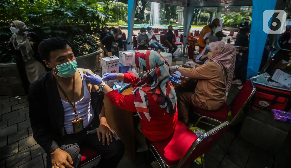 Petugas menyuntikkan vaksin COVID-19 dosis ketiga (booster) pada seorang pria  di Taman Suropati, Jakarta, Selasa (5/7/2022). Menteri Koordinator bidang Perekonomian Airlangga Hartarto mengungkap vaksin booster jadi syarat perjalanan. Termasuk, syarat berbagai kegiatan yang melibatkan masyarakat banyak. (Liputan6.com/Faizal Fanani)