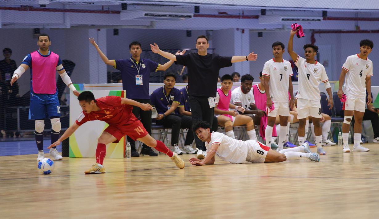 Ekspresi pelatih Timnas Futsal Indonesia, Hector Souto di peinggir lapangan saat Indonesia berhadapan dengan Thailand pada final Piala AFF Futsal 2026 di Nonthaburi Sports Complex Gymnasium, Nonthaburi hari Minggu, (12/4/2026). (Dok. FFI)