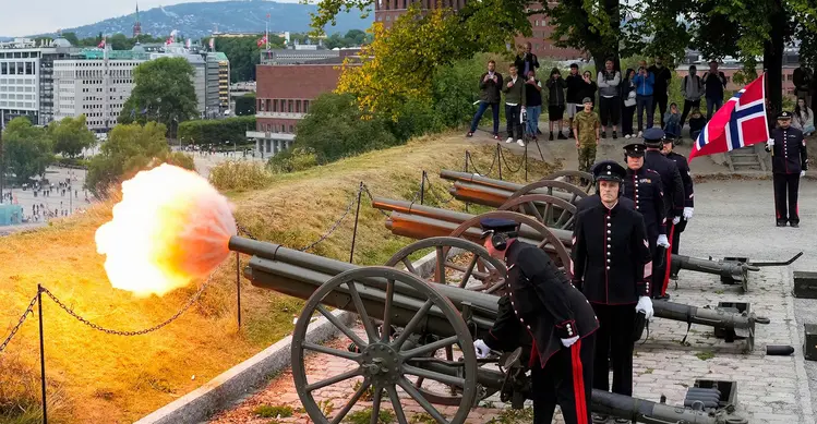 Angkatan Bersenjata Norwegia memberikan penghormatan kepada Raja Harald V melalui tembakan salvo kehormatan sebanyak 21 kali dari Benteng Akershus di Oslo Norwegia, Jumat, 28 Agustus 2026. (AFP/ NTB/ Fredrik Varfjell)